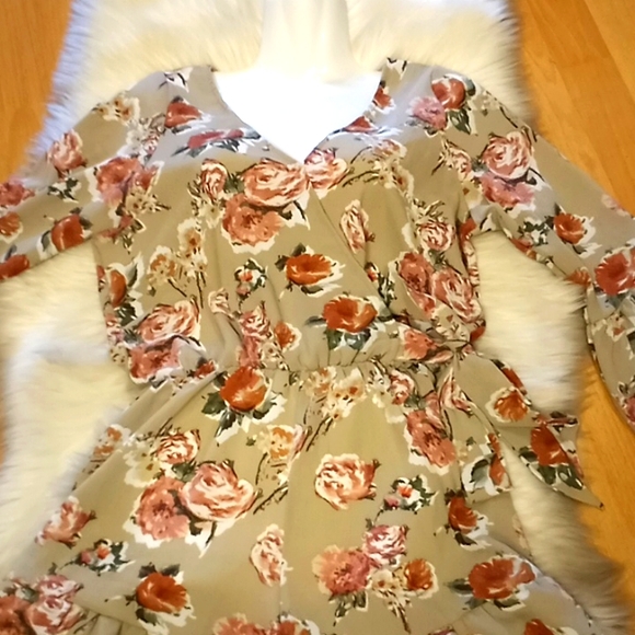 See You Monday Floral Trumpet Sleeved Romper - Picture 11 of 13